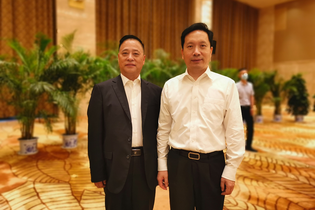 1620869832.jpg 2021.05.10陕西省委副书记、省长赵一德在第十一届全球秦商大会代表座谈上与谢晓林董事长亲热交流.jpg